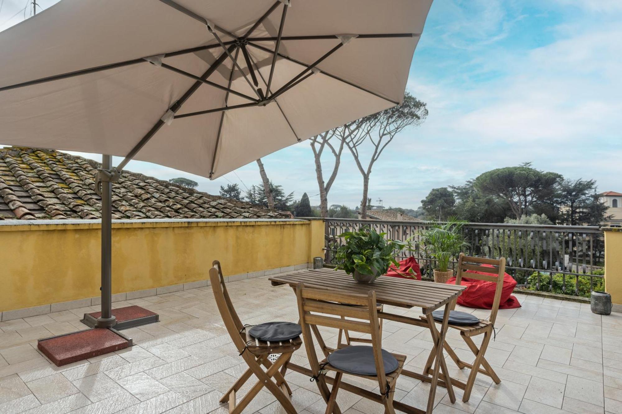 The Poolside House - New 2 Bedroom With Terrace Apartamento Roma